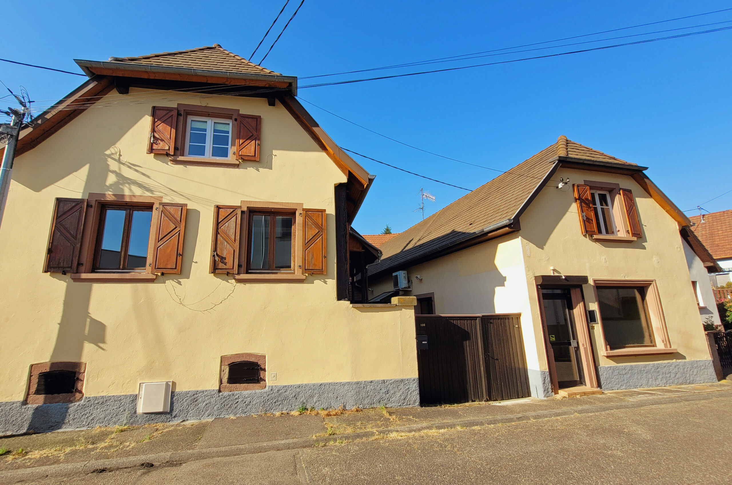 VENDUE – A Goxwiller : Maison de village avec jardin, cour et grandes annexes !